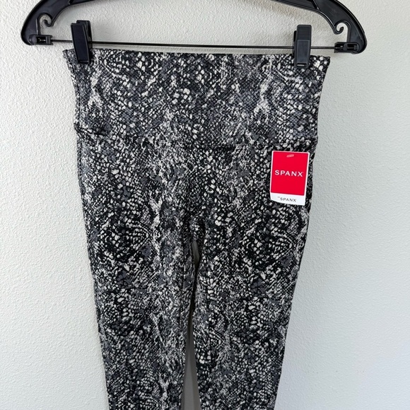 New SPANX Faux Leather Snake Shine Leggings Grey NWT Casual Women’s Medium - Picture 3 of 13